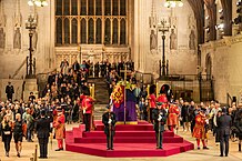 Isabel II yaciendo en estado en Westminster Hall.