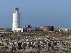 Tarifan majakka (Faro de Tarifa) sijaitsee niemessä.