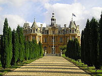 Halton House, ladanjska palača obitelji Rothschild na brdima Chiltern iznad sela Halton.