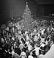 Dansen rond de kerstboom op het Juletrefest