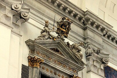 Parte superiore delle casse dell'organo con lo stemma del can. Santonini