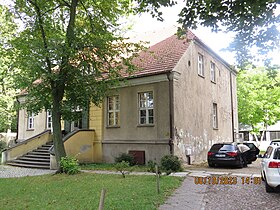 An der Ecke ist ein Stück der histor. Fassade erkennbar.