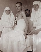 Grandes duquesas Olga (izquierda) y Tatiana Nikoláyevna tratando a un paciente (1915).