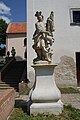 Statuo de sankta Florisno ĉe la preĝejo