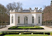 Le Pavillon au milieu du jardin français.