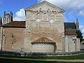 Façade du transept du baptistère Saint-Jean de Poitiers, avec sa décoration mérovingienne.