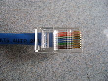 Un cablu UTP CAT5 mufat cu un conector RJ-45.