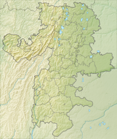 Mapa konturowa obwodu czelabińskiego, blisko centrum u góry znajduje się owalna plamka nieco zaostrzona i wystająca na lewo w swoim dolnym rogu z opisem „Czebarkul”