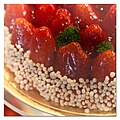 نمای نزدیک از کیک توت فرنگی برای روز ولنتاین