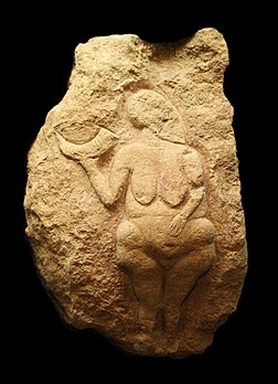 La Vénus de Laussel est une Vénus paléolithique gravettienne (25 000 ans BP environ) réalisée en bas relief sur un bloc de calcaire. (définition réelle 1 000 × 1 379)