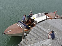 Wassertaxi an der Mittleren Brücke