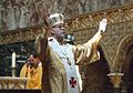 Bispo Paul Patrick Chomnycky da Igreja Ortodoxa Ucraniana, utilizando omofório branco com cruzes vermelhas na Catedral Ucraniana da Sagrada Família em Exile, Londres