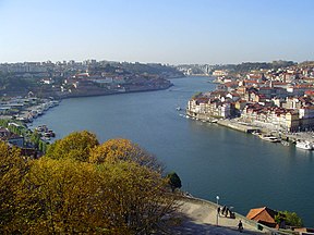 Die Douro tussen Porto (regs) en Vila Nova de Gaia (links), Portugal, stroomaf.