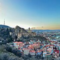 D Burg Narikala oberhalb dr Altstadt vo Tiflis. Au dr Färnsehturm (links) us em Joor 1972 isch ä Woorzeiche vo Tiflis wo me vo überall gseet.