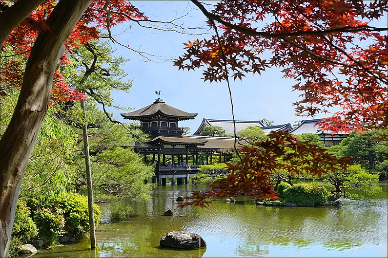 Le lac du sanctuaire shinto Heian-Jingu (Kyoto, Japon) (28183380067).jpg