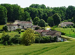 Maisons autour d'une église : voici Sencenac.