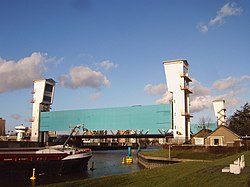 Vuonna 1958 valmistunut tulvapuomi Hollandse IJssel -joessa Krimpen aan den IJsselissä.