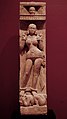 Yakshi portant une jupe transparente et aux chevilles de lourds anneaux, sur un nain accroupi. Montant de balustrade. Dallas Museum of Art