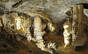 La colonna chiamata "il Brillante" (seconda da destra), un simbolo delle grotte