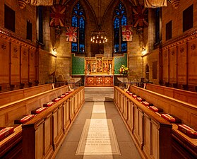 Chapelle du Saint-Sauveur à la cathédrale de Norwich. C'est la chapelle du Royal Norfolk Regiment (en) et du Royal Anglian Regiment (en). Sur les sièges en bois figurent les noms des lieux où ces unités ont combattu. Novembre 2022.