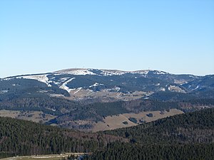 Feldberg (vänster), sett från berget Belchen.