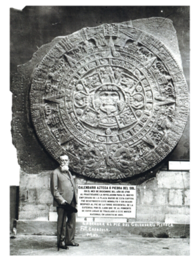 Fotografía de 1917 de la Piedra del Sol con Venustiano Carranza.