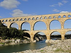 Pont du Gard erromatar akueduktua, puntu erdiko arku seguida erabiliz eraikia.