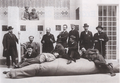 Photographie noir et blanc des membres de la sécession viennoise. Klimt est assis sur un trône.