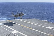 F-35C сідає на авіаносець USS Dwight D. Eisenhower, ззаду літака видно гальмівний гак, яким літак чіпляється за гальмівний трос на кораблі