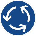 rundes Schild mit drei weißen, gegen den Uhrzeigersinn angeordneten Pfeilen auf blauem Grund