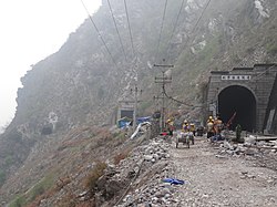 成昆線旧線の奶奶包トンネル跡と新線の利子依達トンネル（右）