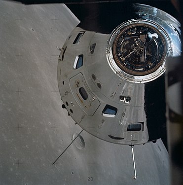 Sur cette photo on distingue clairement les deux écoutilles et les cinq hublots (Apollo 17).