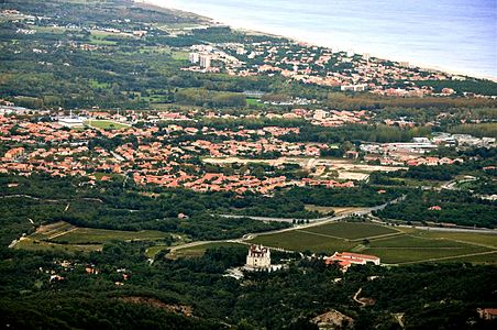 La ville d'Argelès-sur-Mer avec le Château de Valmy, vue depuis la Tour de la Massane.