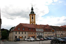 Hus och kyrka vid det centrala torget.