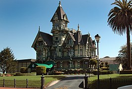 La Carson Mansion (1884-1886) en Eureka, California,considerada una de los ejemplos más importantes del estilo reina Ana