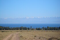 Cordal Terskey Alatoo vista al traviés del llagu Issyk-Kul