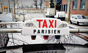 Lumineux de taxi parisien avec les 3 globes A, B et C.