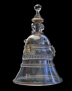 Un verre « Duc-d'Albe » (fin du XVIe siècle, musée Art et Histoire de Bruxelles). Ce verre en forme de cloche servit lors du banquet donné à Utrecht en 1581, pour célébrer la fin de l'allégeance des Pays-Bas à Philippe II et à Ferdinand Alvare de Tolède, troisième duc d'Albe. (définition réelle 2 526 × 3 187)