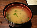 Fertig-Miso-Suppe mit Dashi zubereitet