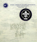 Certificado de la NASA firmado por el comandante del Apolo 11: "la insignia scout mundial fue portada a la superficie de la Luna".