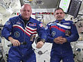 Kelly e Kurnienko, os dois integrantes da "One-Year Crew Mission" que passarão um ano na ISS, no módulo japonês Kibo.