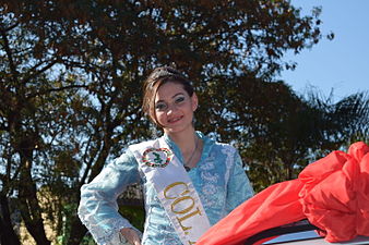 Reina de la colectividad árabe durante el desfile inaugural de la XXXV Fiesta Nacional del Inmigrante, en Oberá.