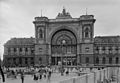 Ötágú vörös csillag és propaganda a Keleti főhomlokzatán (1952)