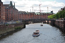 Barkassen im Zollkanal vor der Speicherstadt