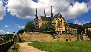 Rückseite der Klosterkirche und Park