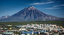 Vulcão Koryaksky em Petropavlovsk-Kamchatski, Península de Kamchatka.