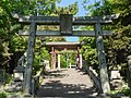 石鳥居と奥に木の鳥居