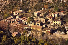 Le village de Termes. Zoom depuis un promontoire au sud-est.jpg