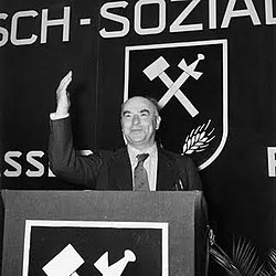 Otto Strasser pitämässä puhetta 1956 uuden puolueensa Deutsch-Soziale Unionin tilaisuudessa.