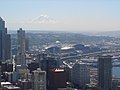 Widok na Safeco Field i CenturyLink Field ze Space Needle.